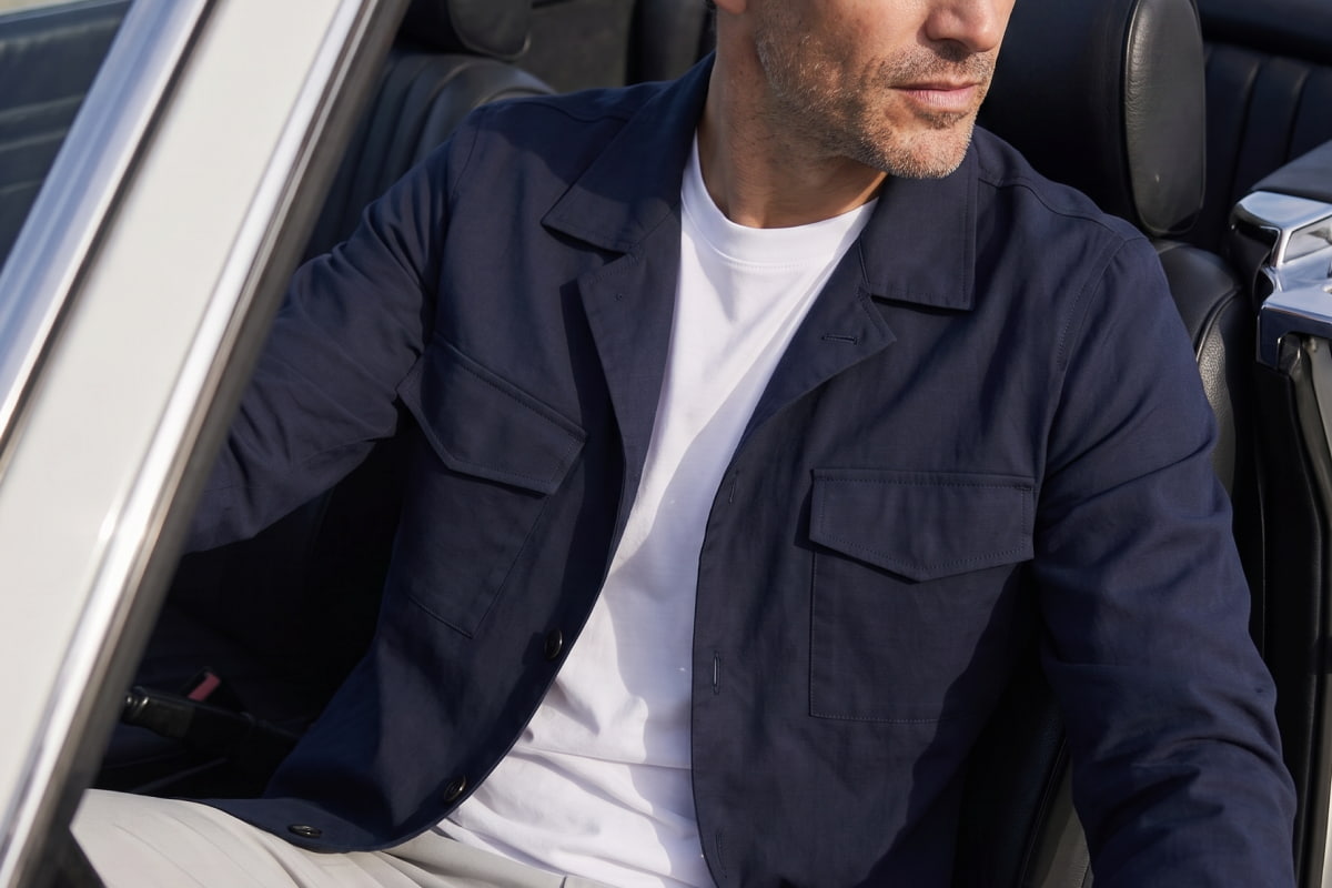 Armario cápsula para hombre: prendas imprescindibles y cómo crearlo desde cero