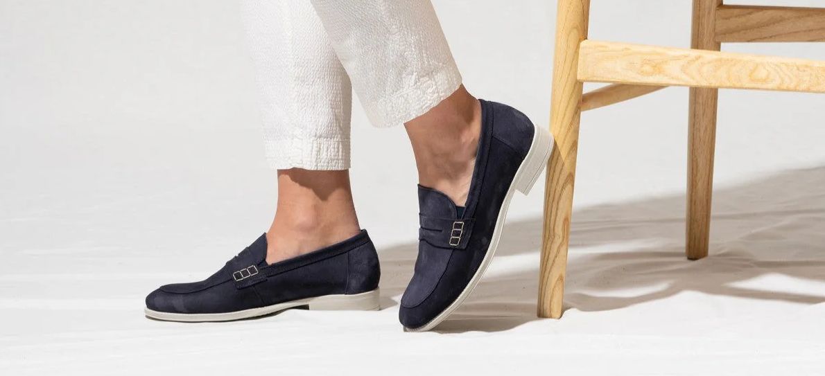 como combinar zapatos azul marino para hombre