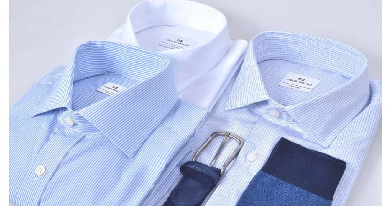 camisa blanca y vaqueros hombre