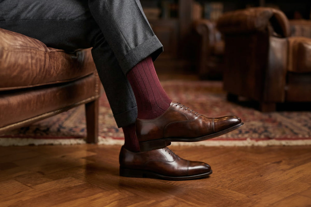 ¿Los calcetines deben combinar con los zapatos o el pantalón?