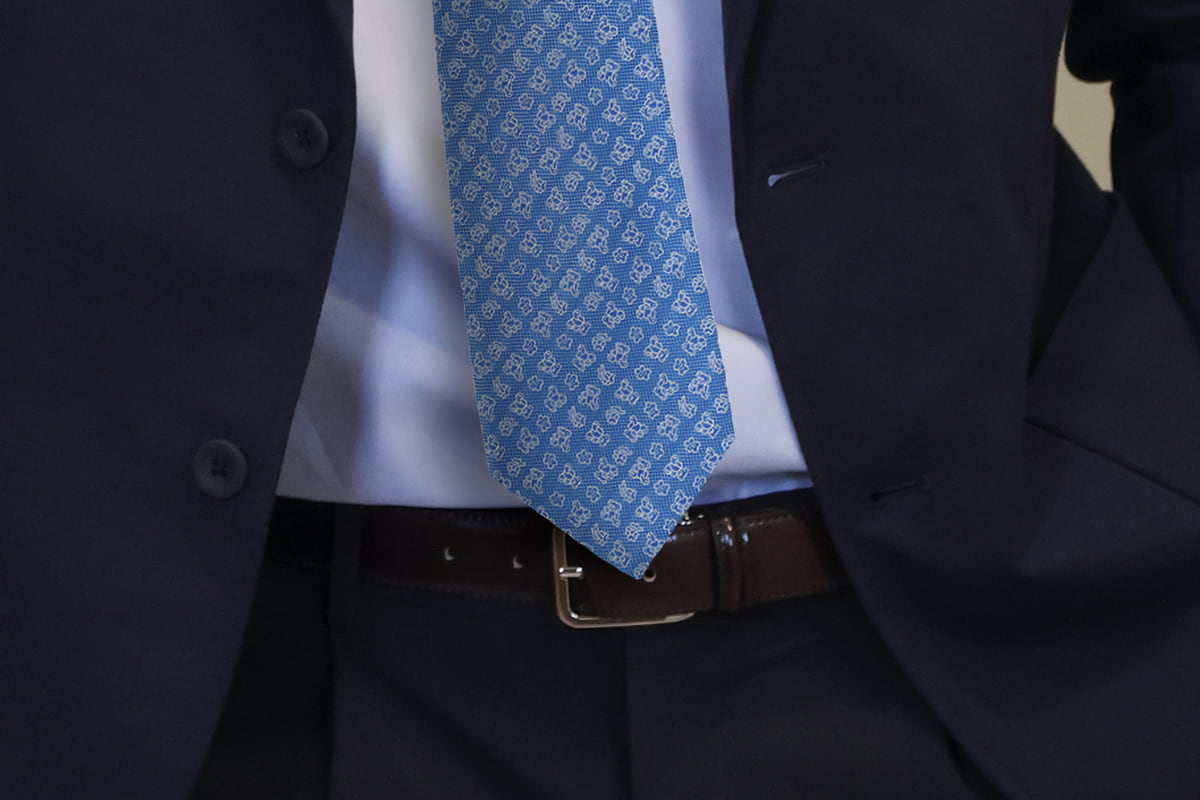 la corbata hasta donde tiene que llegar